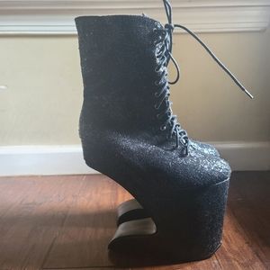 Front heel sparkle boots